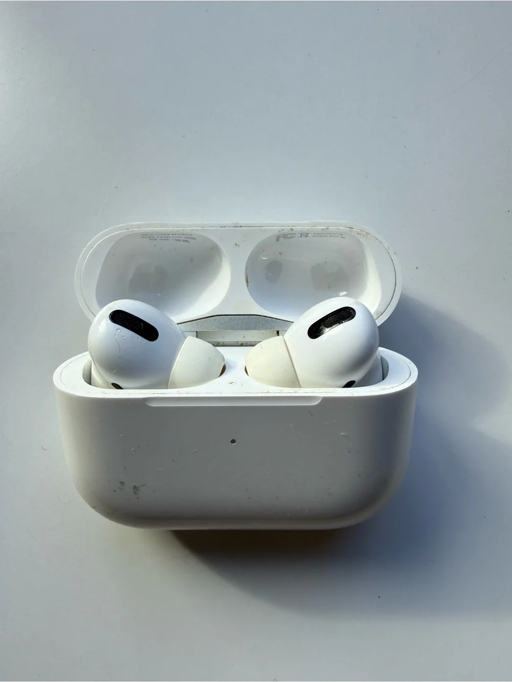Apple AirPods Pro 1st Gen + Wireless Charging Case